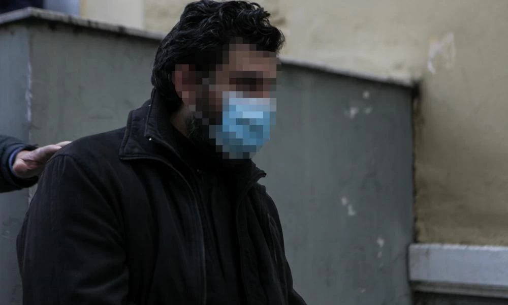 Καταγγελία σοκ για τον ιερέα: «Έπαιρνε ιερόδουλες και τις έντυνε με ράσα»